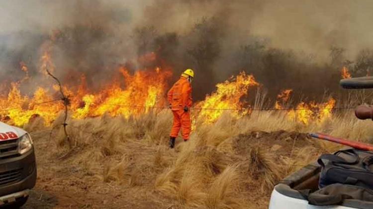 Más de 120 bomberos luchan contra el fuego en Traslasierra