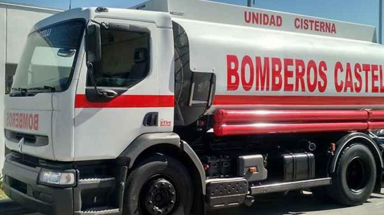 Bomberos de Castelli suma un nuevo camión cisterna