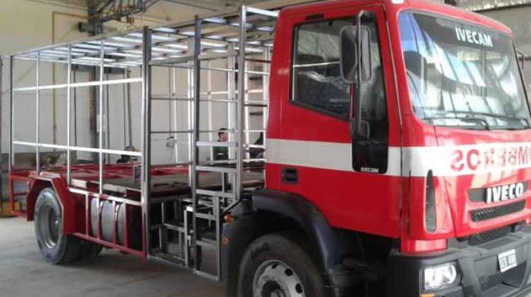 Bomberos de Esquel preparan nuevo móvil para incendios con espuma