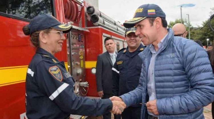 Bomberos de Colombia recibieron dotación de 13 vehículos extintores