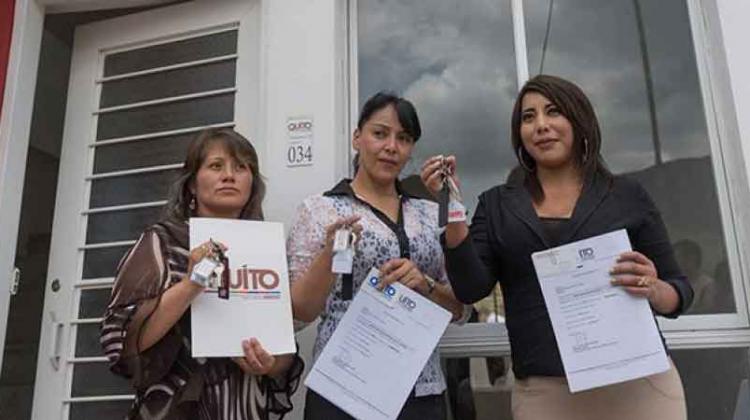 Familiares de bomberos fallecidos en Puembo recibieron casas