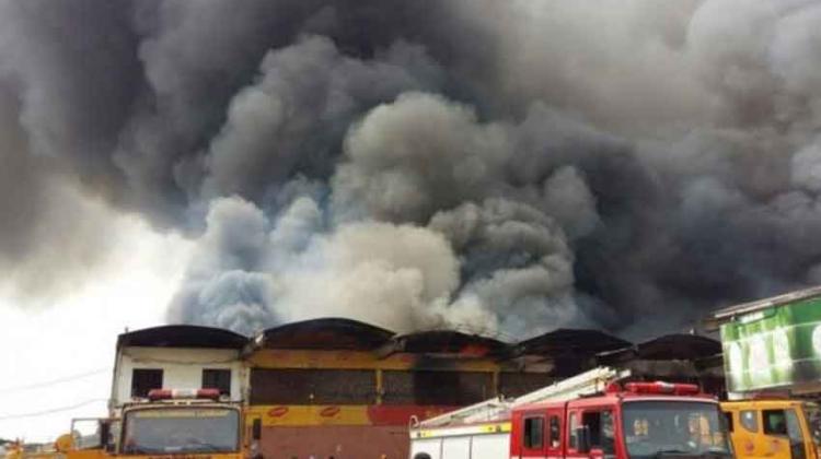 Voraz incendio en un mercado de Asunción