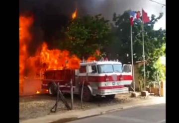 Incendio destruye estación de bomberos y una casa