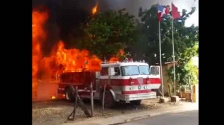 Incendio destruye estación de bomberos y una casa