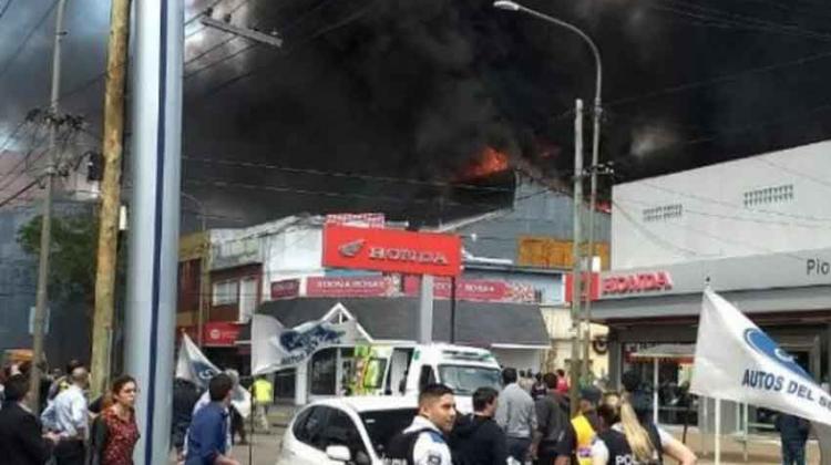Voraz incendio consumió un Outlet en Quilmes