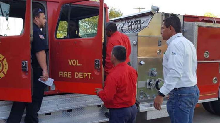 Puerto Isabel dona camión de bomberos a Valle Hermoso
