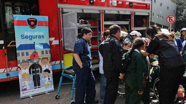 Bomberos dieron una charla educativa en la fundación VITRA