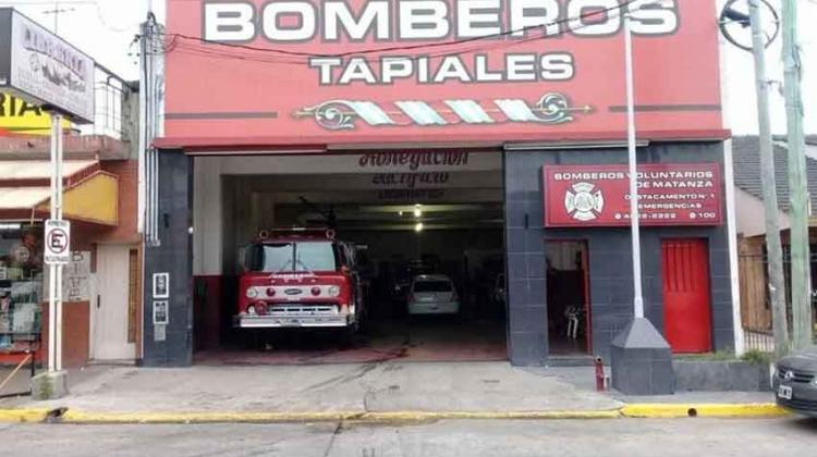 Se quedaron sin autobomba y fueron a apagar un incendio con baldes