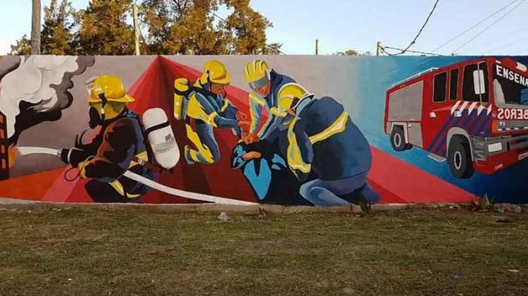 Un mural le rinde homenaje a los Bomberos de Ensenada