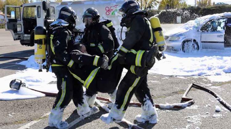 Los bomberos se enfrentan a las mercancías peligrosas