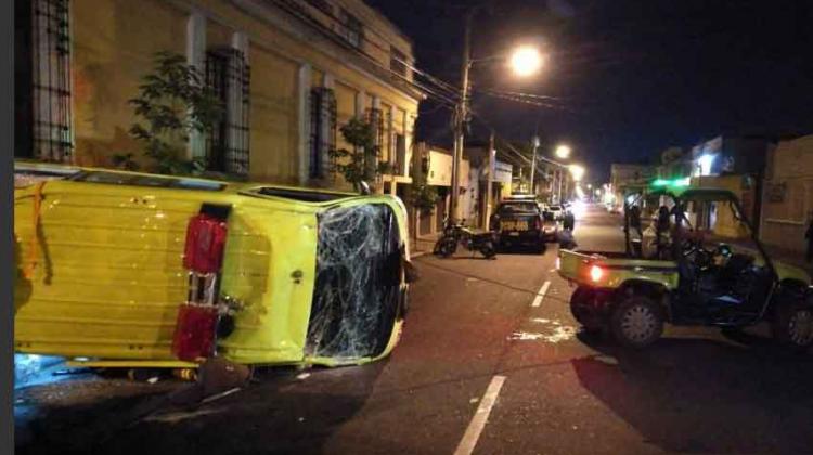 Ambulancia de Bomberos Municipales volcó tras accidente