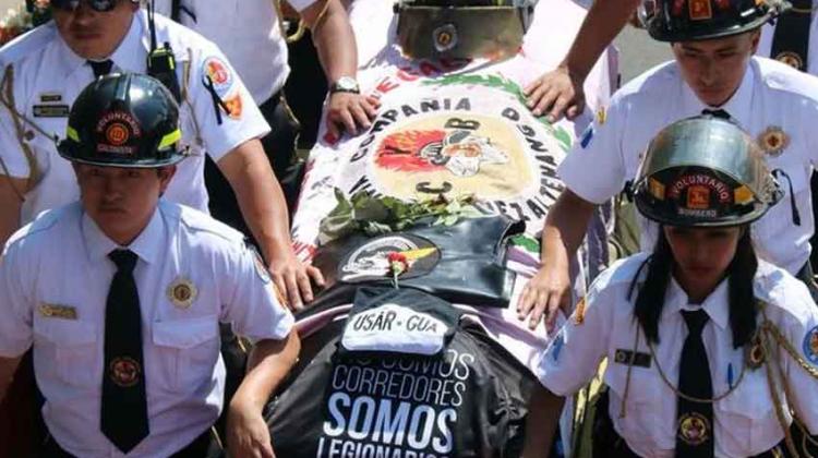 Despiden al bombero que murió en incendio en Guatemala