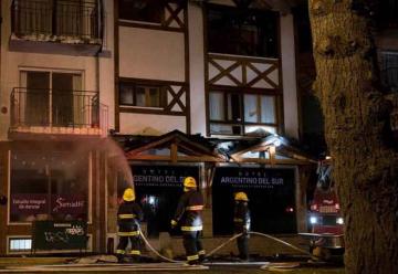 Incendio arrasa con un hotel en Bariloche