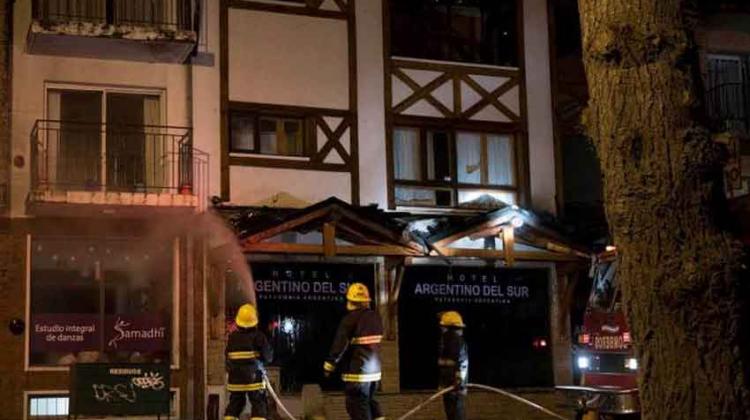 Incendio arrasa con un hotel en Bariloche