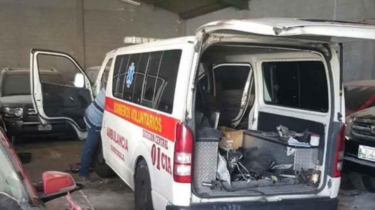 Bomberos y vecinos hacen esfuerzos para recuperar ambulancia