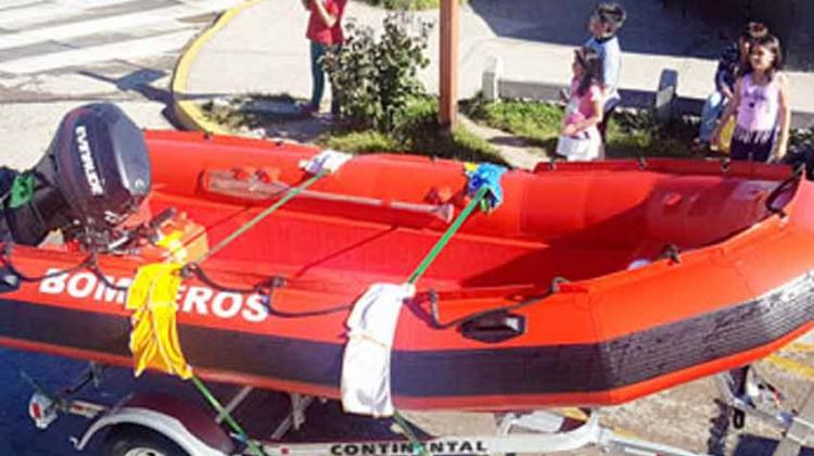 Bomberos de Panguipulli recibió una nueva embarcación