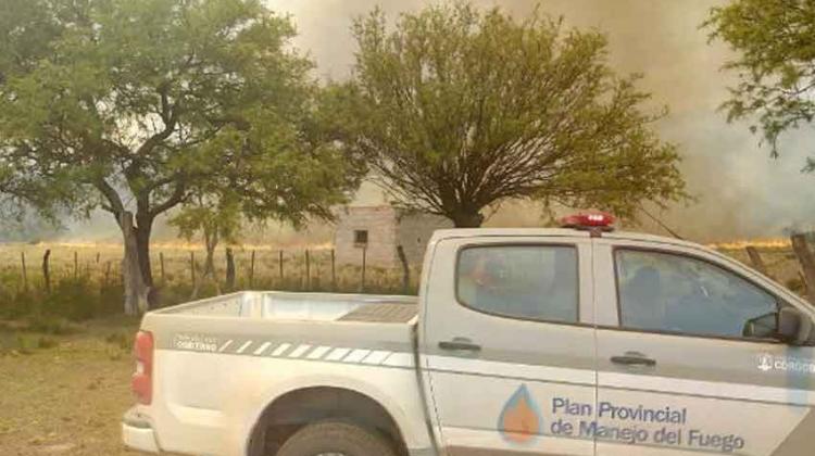 Bomberos y aviones hidrantes combaten incendios en Salsacate