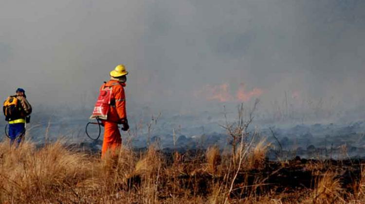 Bomberos continúan trabajando en tres incendios activos