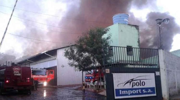 Incendio de grandes proporciones en Fernando de la Mora