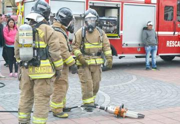 Bomberos demostraron sus habilidades a la ciudadanía