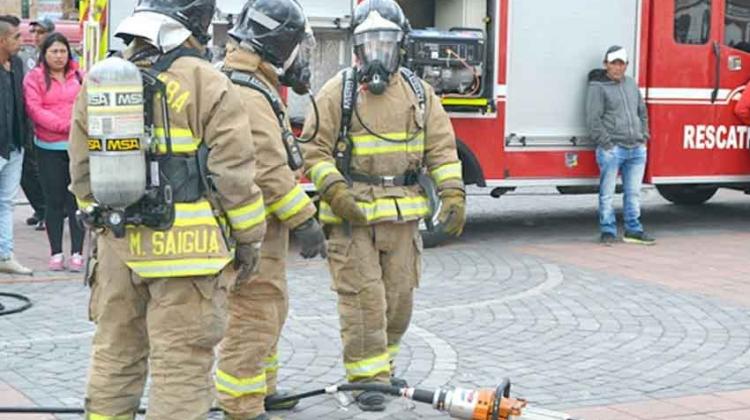 Bomberos demostraron sus habilidades a la ciudadanía