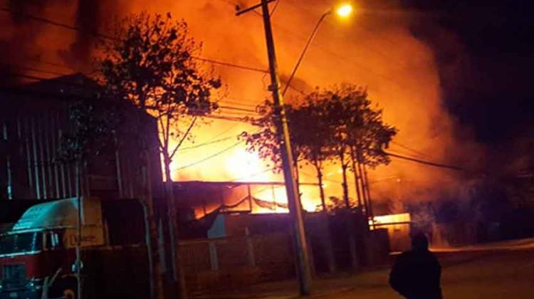 Gran Incendio destruya fábrica en Pudahuel