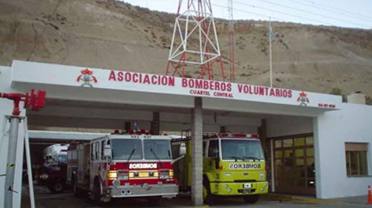 Se incendió una vivienda y vecinos atacaron a piedrazos a Bomberos