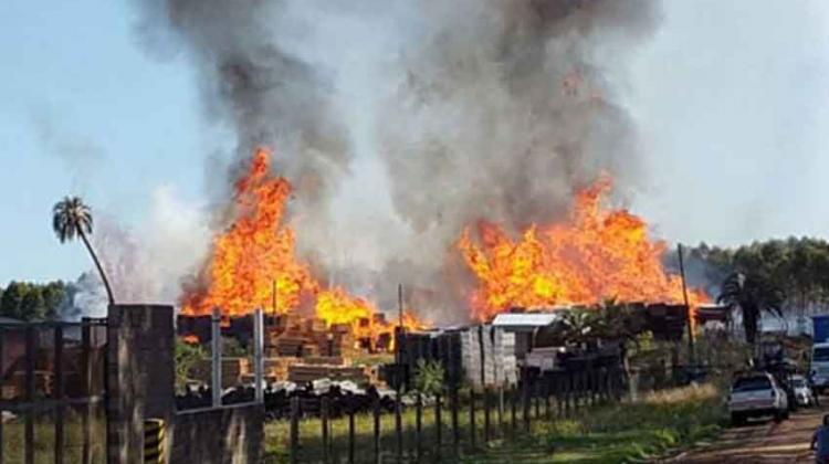 Bomberos combatieron gran incendio en Parque Industrial