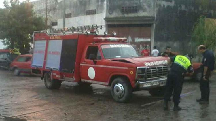 Choque entre un colectivo y un autobomba de bomberos de Monteros
