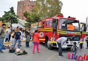 Bomberos reúnen donaciones de golosinas para celebrar Navidad