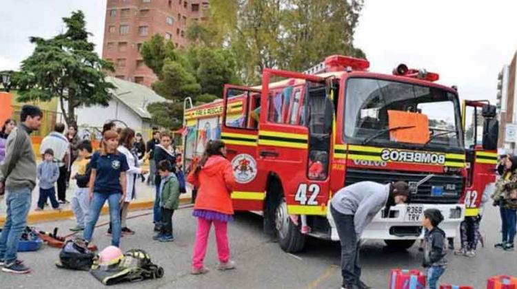 Bomberos reúnen donaciones de golosinas para celebrar Navidad