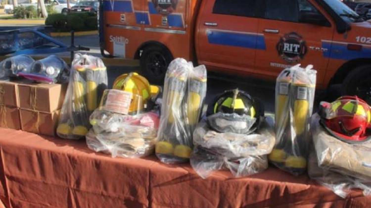 Entrega el patronato equipo y unidades para los bomberos