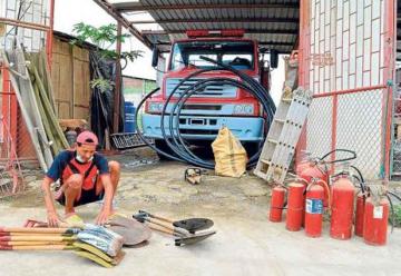 Bomberos en Ecuador arden en necesidades