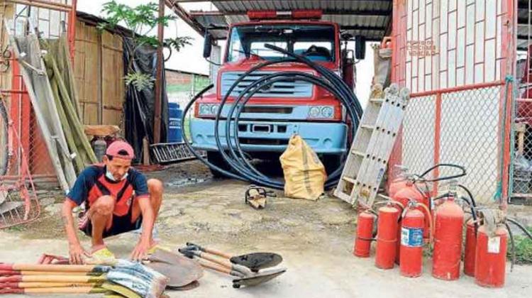 Bomberos en Ecuador arden en necesidades