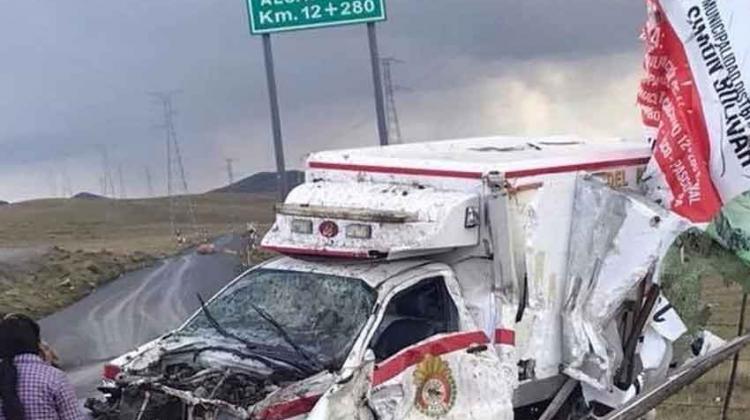 Ambulancia de Bomberos choca y queda destrozada