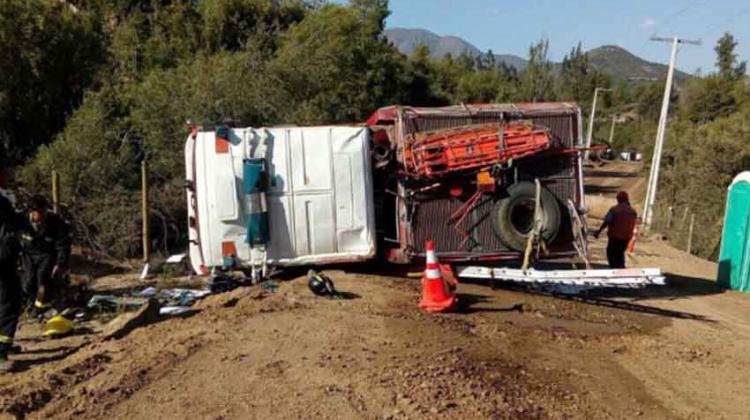 5 Bomberos lesionados tras volcamiento de carro