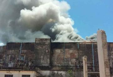 Bomberos controlan incendio de depósito en el puerto de Asunción