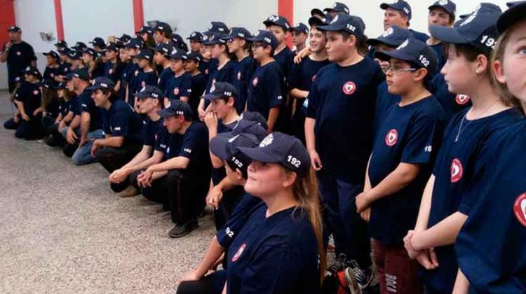 Los cadetes de Bomberos ya tiene su propia indumentaria