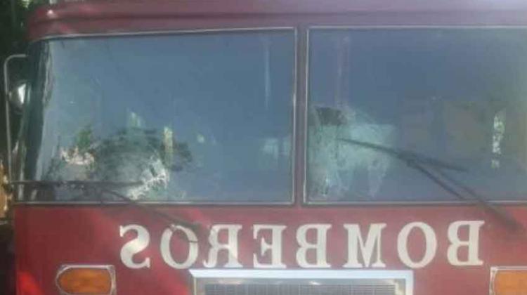 Apedrearon y robaron a bomberos mientras apagaban un incendio