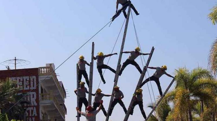 Bomberos se accidentan durante desfile en Puerto Vallarta