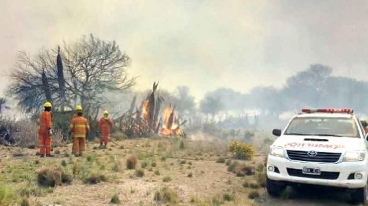 Bomberos intentan controlar el incendio en Traslasierra