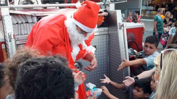 Bomberos llevó a Papá Noel al centro de la ciudad