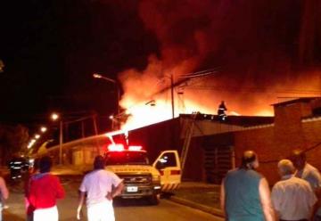 Voraz incendio en un depósito de Villa Gobernador Gálvez