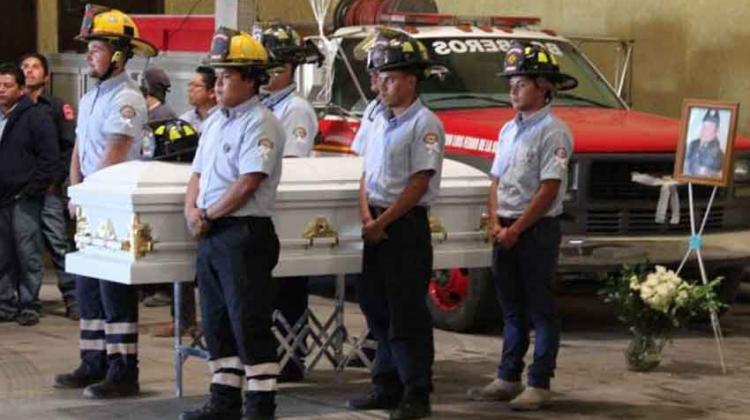 Homenajean a bombero que era sordomudo