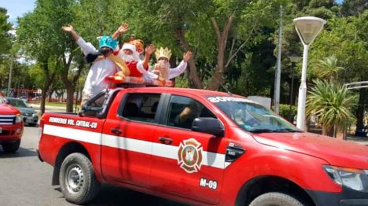 Papá Noel se dio una vuelta por la plaza de Cutral Co