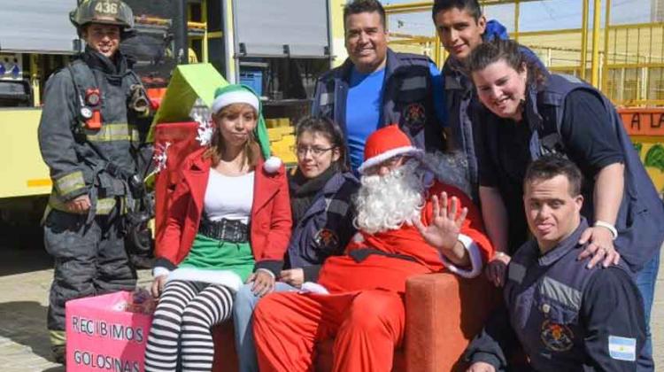 Bomberos recolectan golosinas para donar en esta Navidad