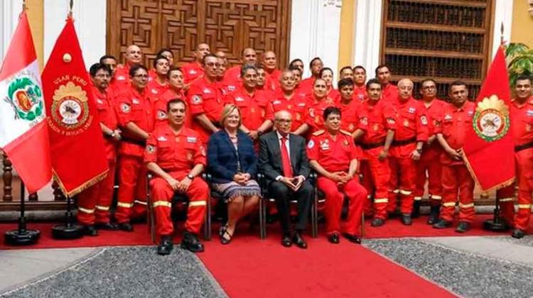 Cancillería condecora a grupo especializado de bomberos