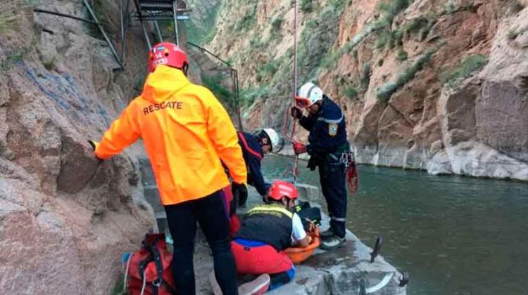 Una mujer cayó al río y un Bombero arriesgó su vida para salvarla