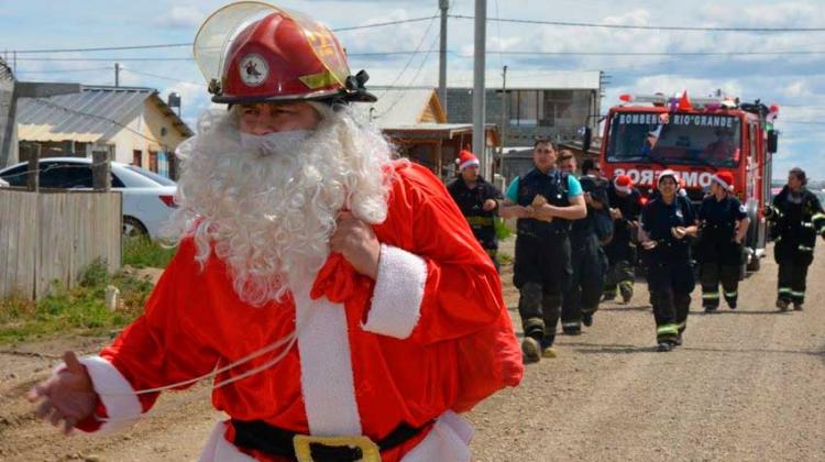 Bomberos y Papá Noel llevaron alegría a niños riograndenses