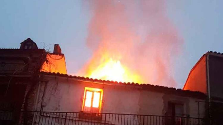 Dos bomberos resultan heridos en la extinción del incendio